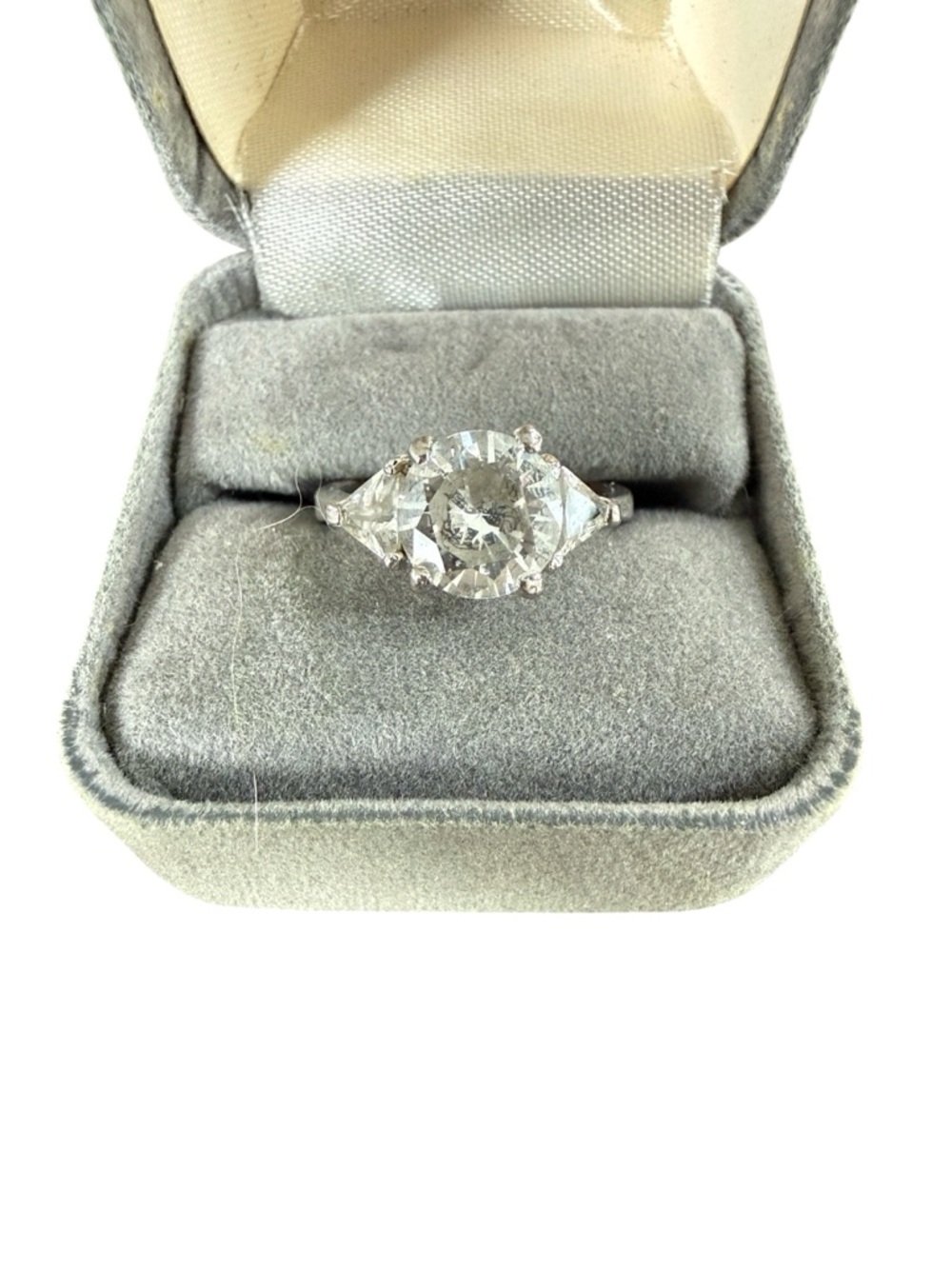 Silver Tone 3 Stone Ring Round Cut Center Trillion Sides Fashion Ring Size 8